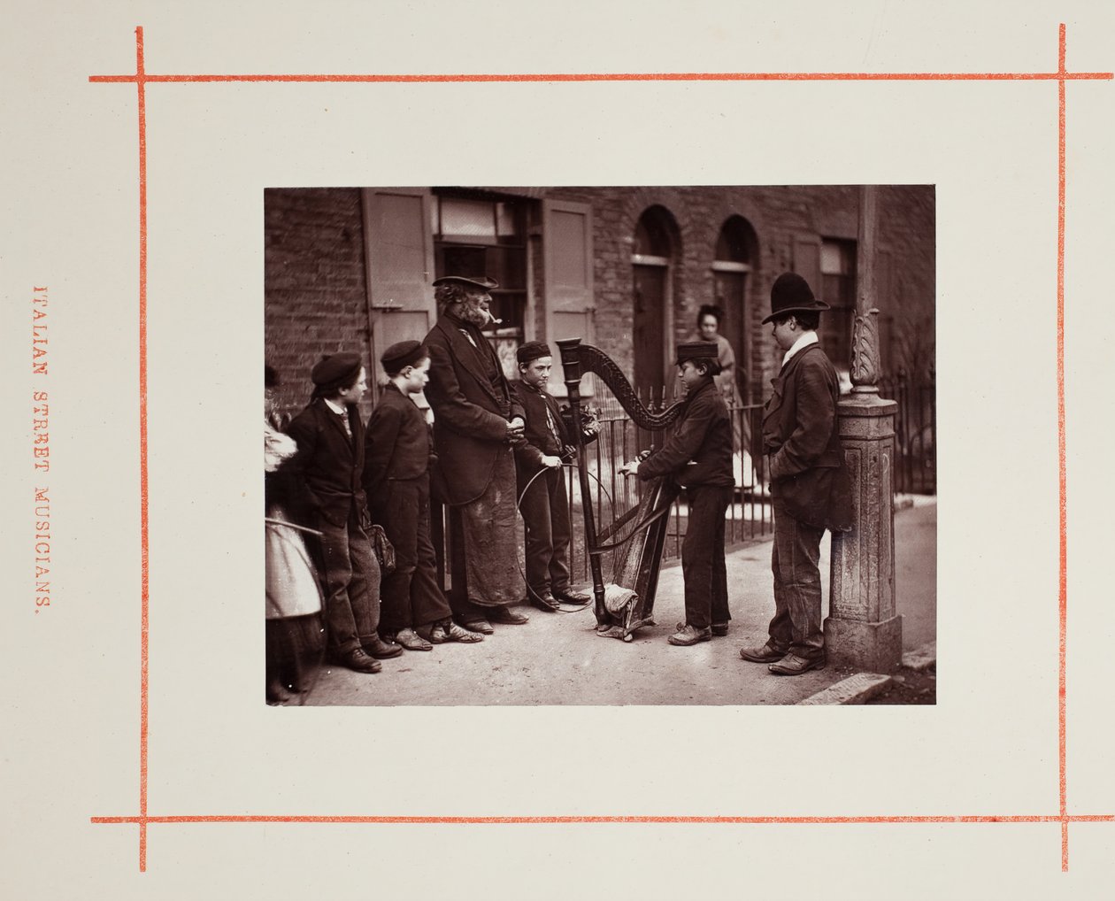 Italští pouliční hudebníci, 1877. od John Thomson