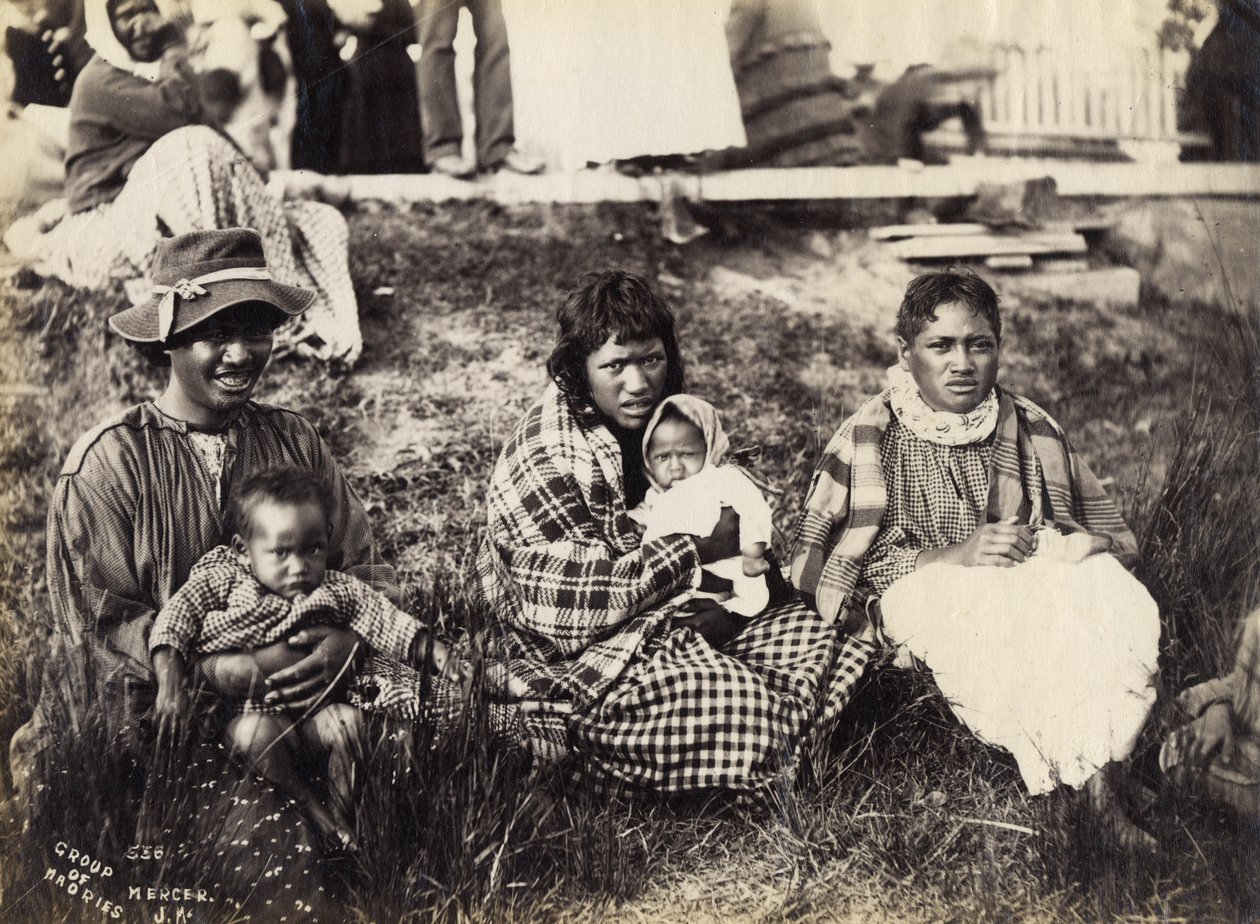 Skupina maorů, Mercer, asi 1895 (albumenový tisk) od Josiah Martin