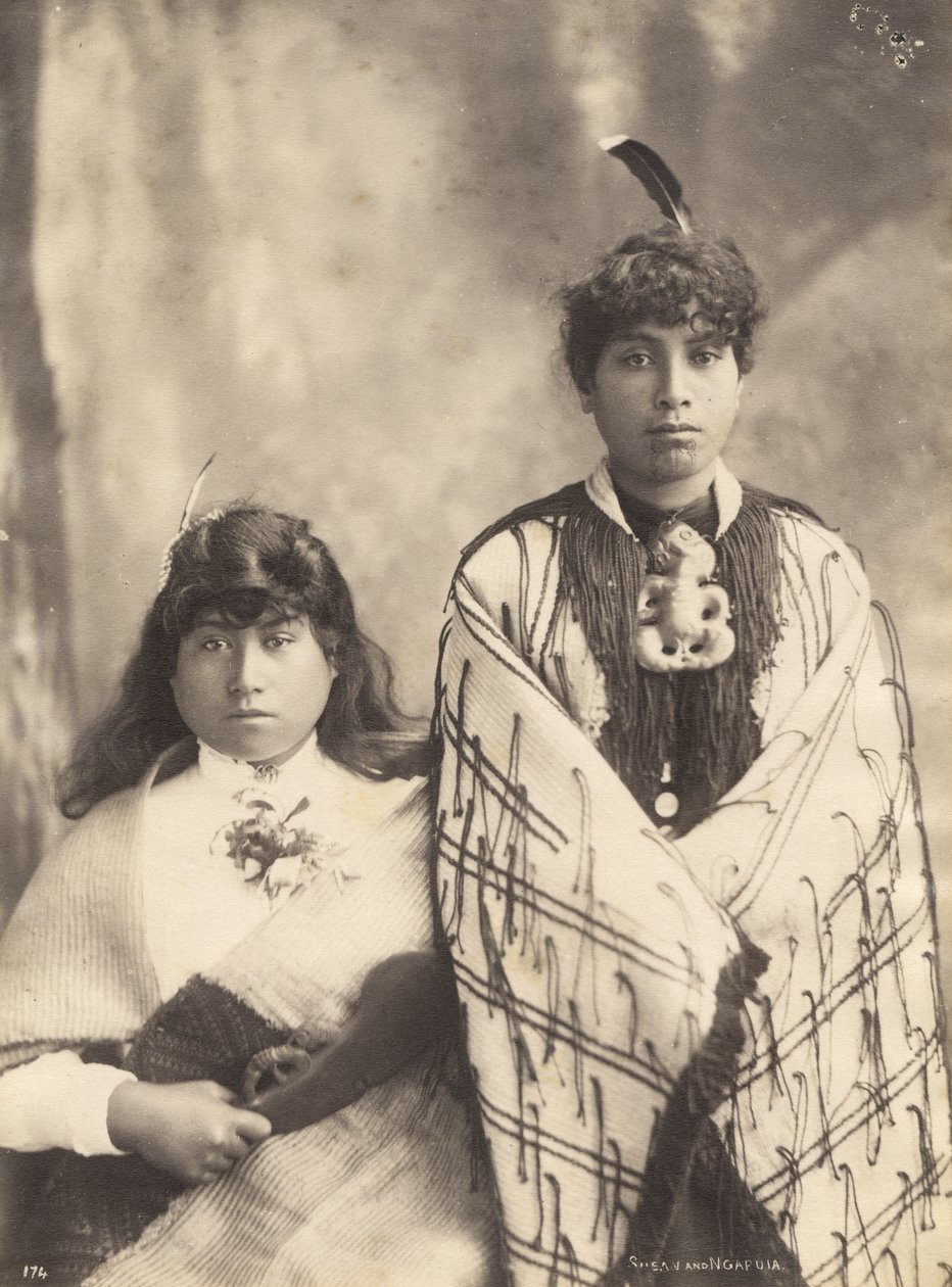 Susan a Ngapuia, asi 1900 (albumenový tisk) od Josiah Martin