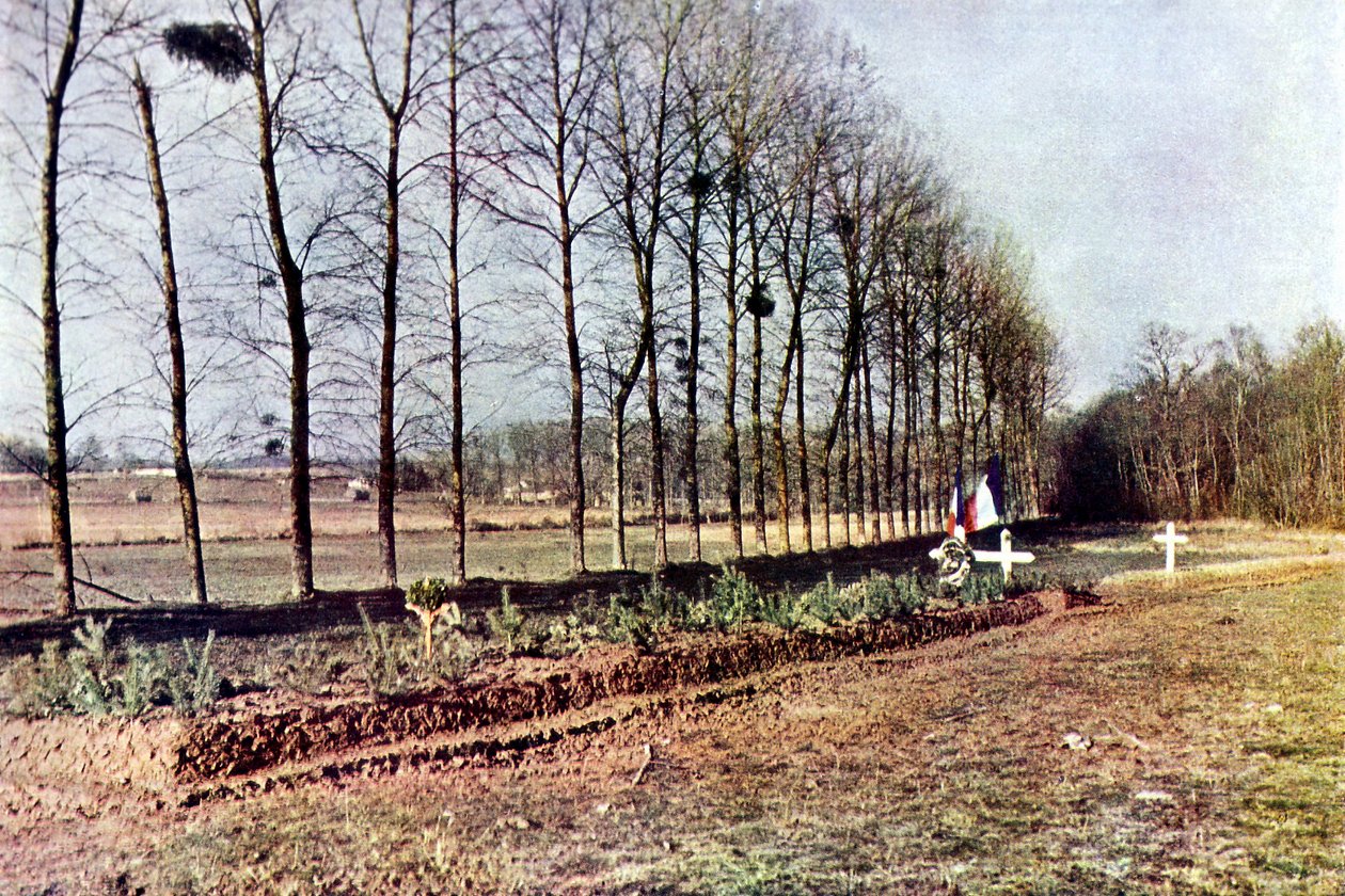 Hrob s řadou francouzských vojáků zabitých v Soisy-Bouy během bitvy na Marně východně od Paříže, září 1914 (autochrom) od Jules Gervais Courtellemont