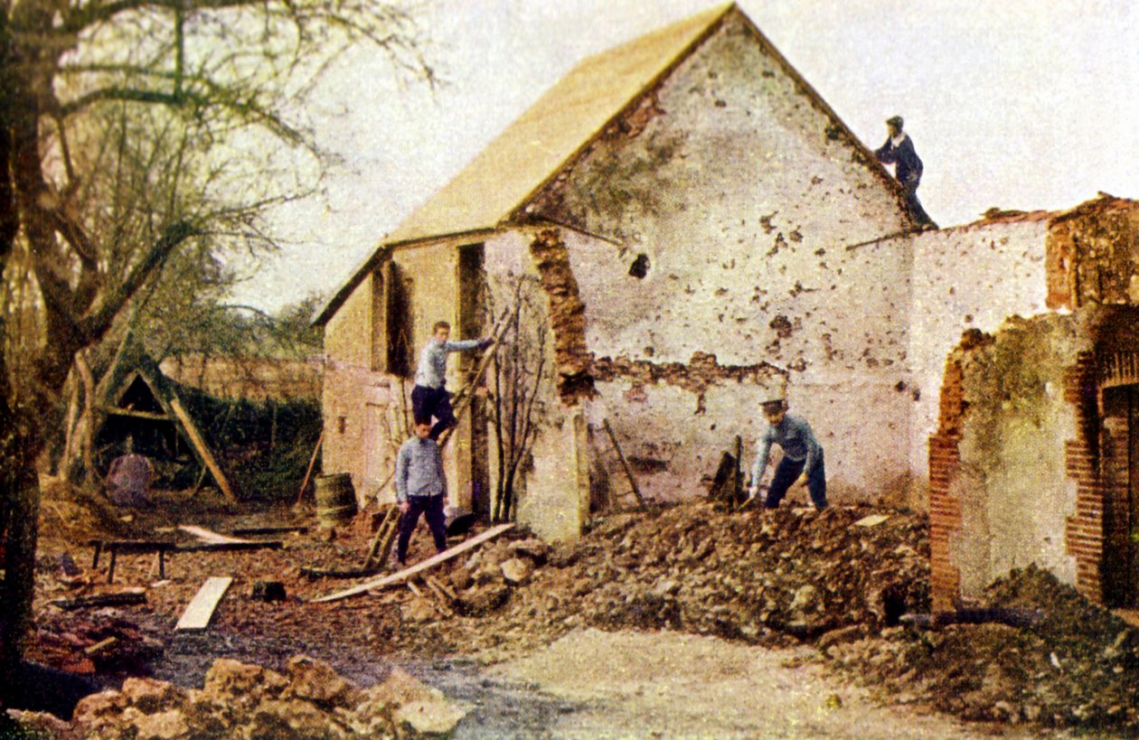 Čtyři muži pracující na domě, který byl vážně poškozen během bitvy na Marně východně od Paříže, září 1914 (autochrom) od Jules Gervais Courtellemont