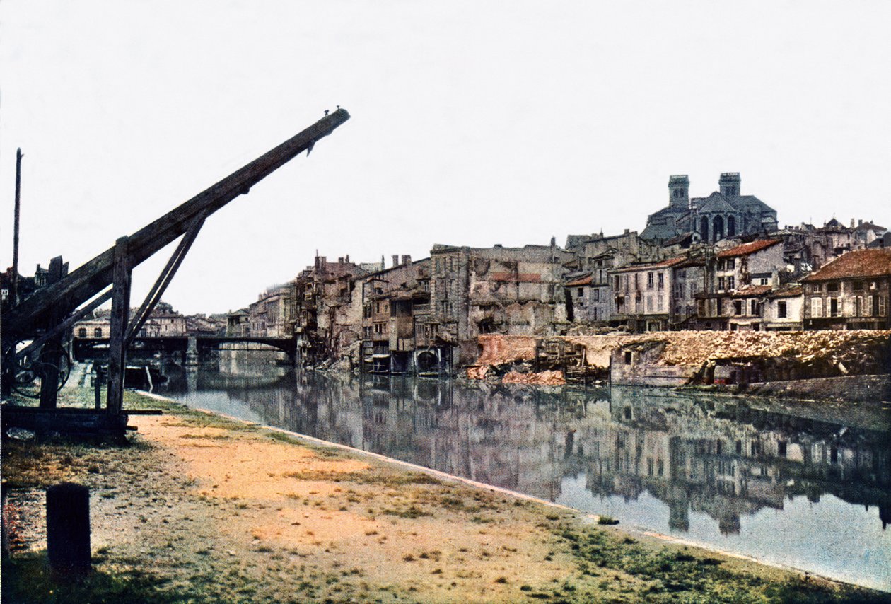 Meuse a Verdun s vážně poškozenými budovami podél řeky, září 1916 (autochrom) od Jules Gervais Courtellemont