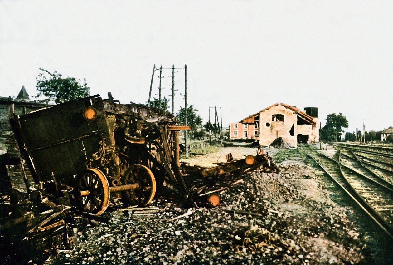 Poškozené vlakové nádraží Dombasle-en-Argonne západně od Verdunu, září 1916 (autochrom) od Jules Gervais Courtellemont