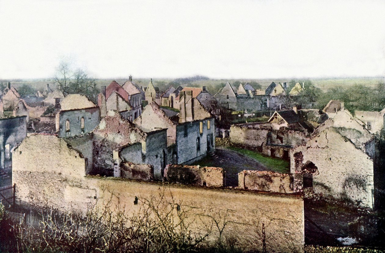 Těžce poškozená vesnice Châtillon-sur-Morin, jižně od Estternay během bitvy na Marně východně od Paříže, září 1914 (autochrom) od Jules Gervais Courtellemont