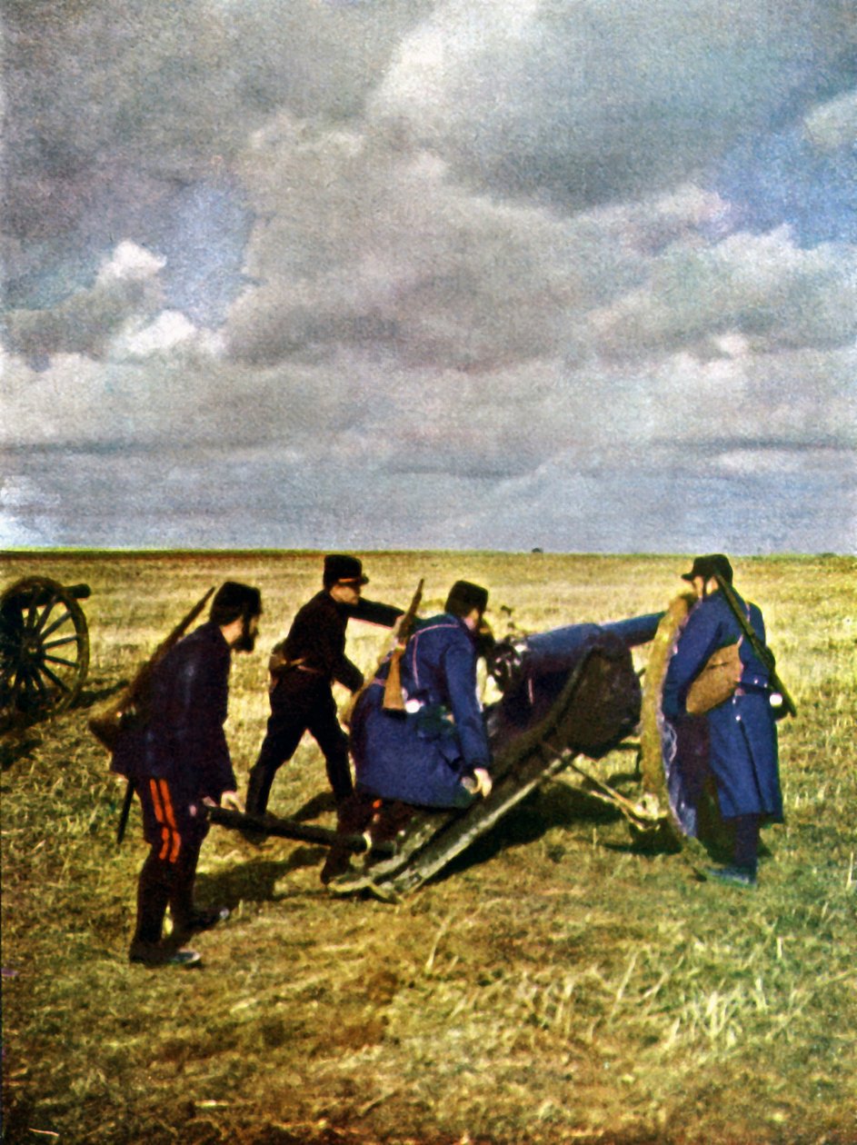 Čtyři francouzští vojáci s 90mm kanónem během bitvy na Marně východně od Paříže, září 1914 (autochrom) od Jules Gervais Courtellemont