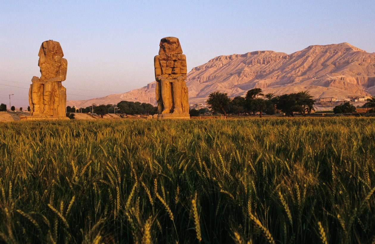 Memnonovy kolosy; Amenhotep III; od Kenneth Garrett