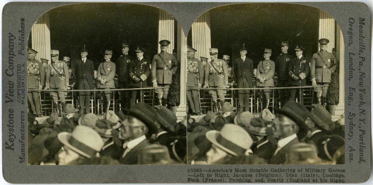 Horizontální, sépiová stereokarta zobrazující uniformované muže stojící na plošině. Zleva doprava od Keystone View Company