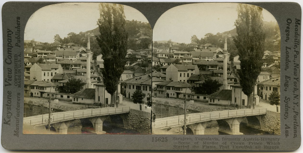 Horizontální, sépiová stereokarta zobrazující pohled na Sarajevo, Bosnu a Hercegovinu. V popředí je most přes řeku a v pozadí jsou vidět různé budovy. Keystone Stereograph číslo 15625. Název zní od Keystone View Company