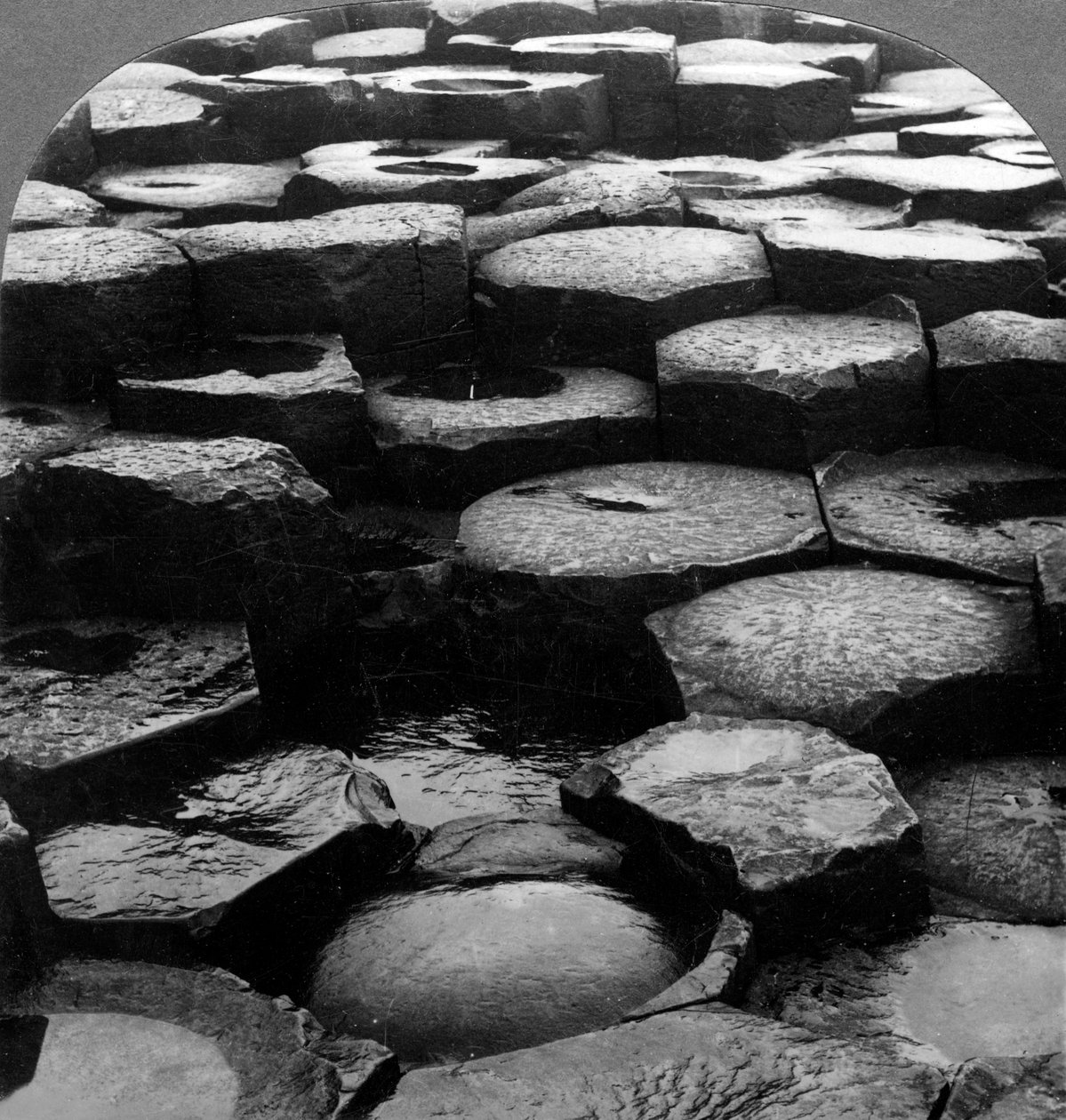 Giants Causeway, Antrim, Severní Irsko. od Keystone View Company