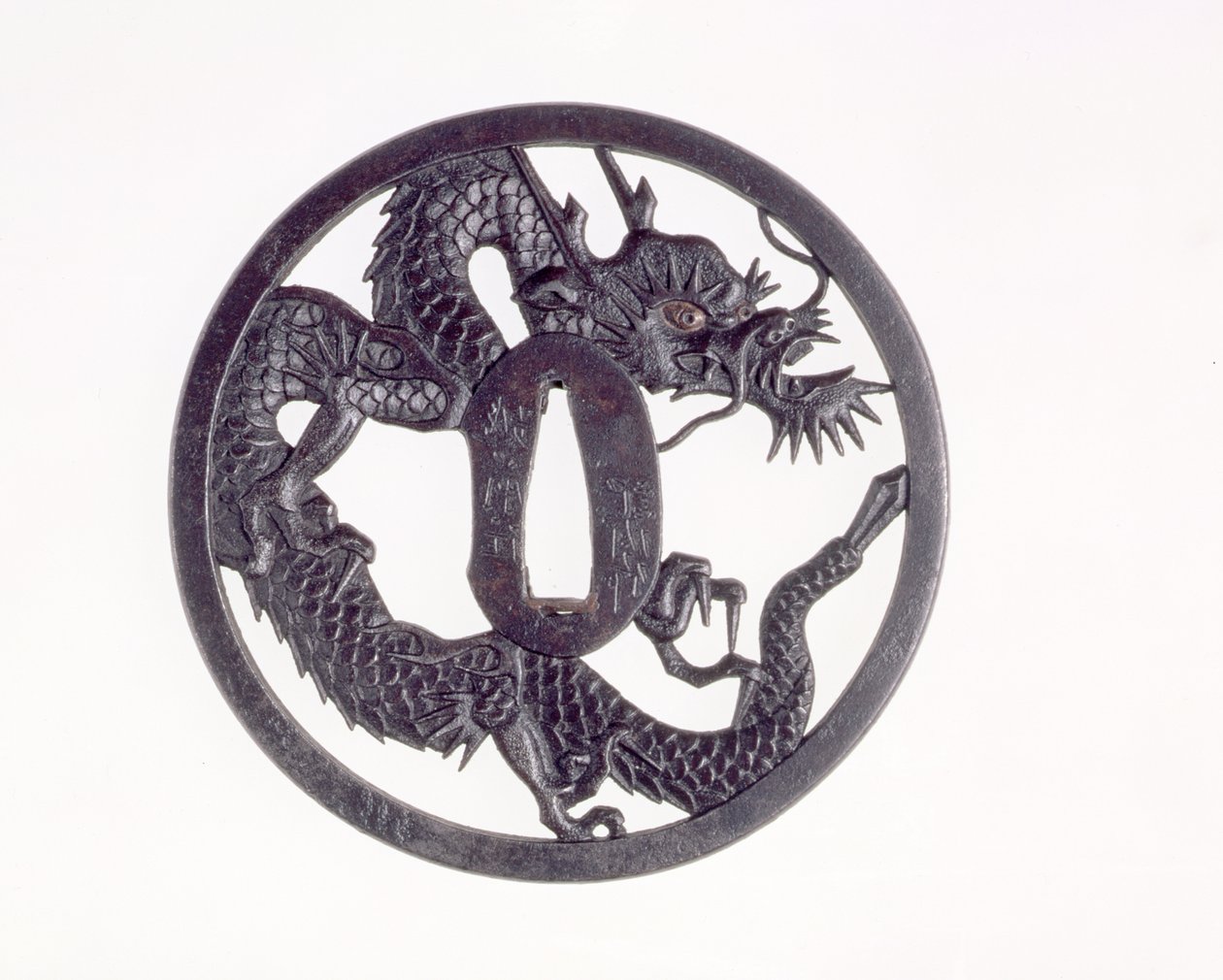 Tsuba s vystřiženým drakem (železo) od Kinai of Echizen