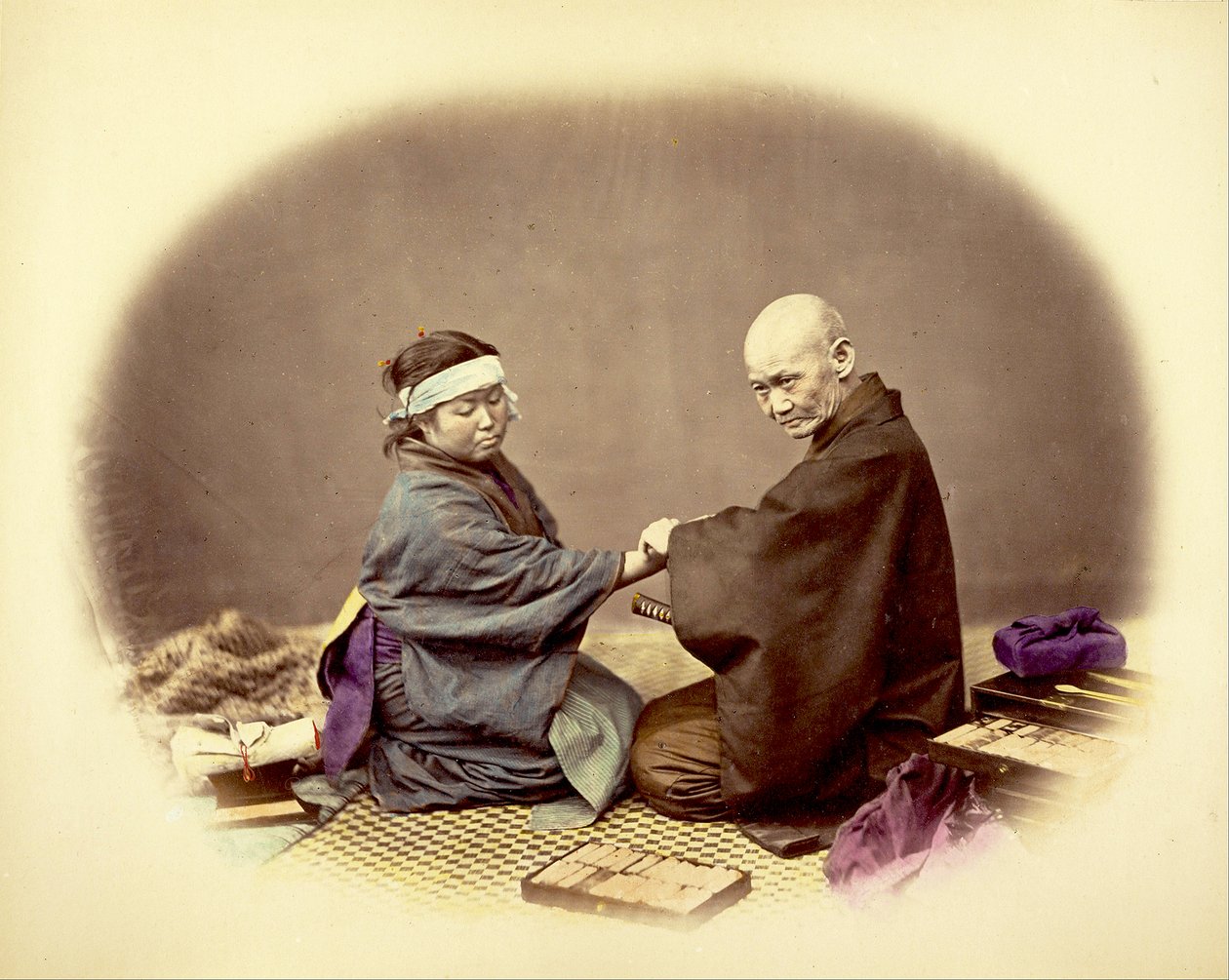 Japonský lékař a jeho pacient, kolem roku 1890 (ručně kolorovaný tisk z bílku) od Kusakabe Kimbei