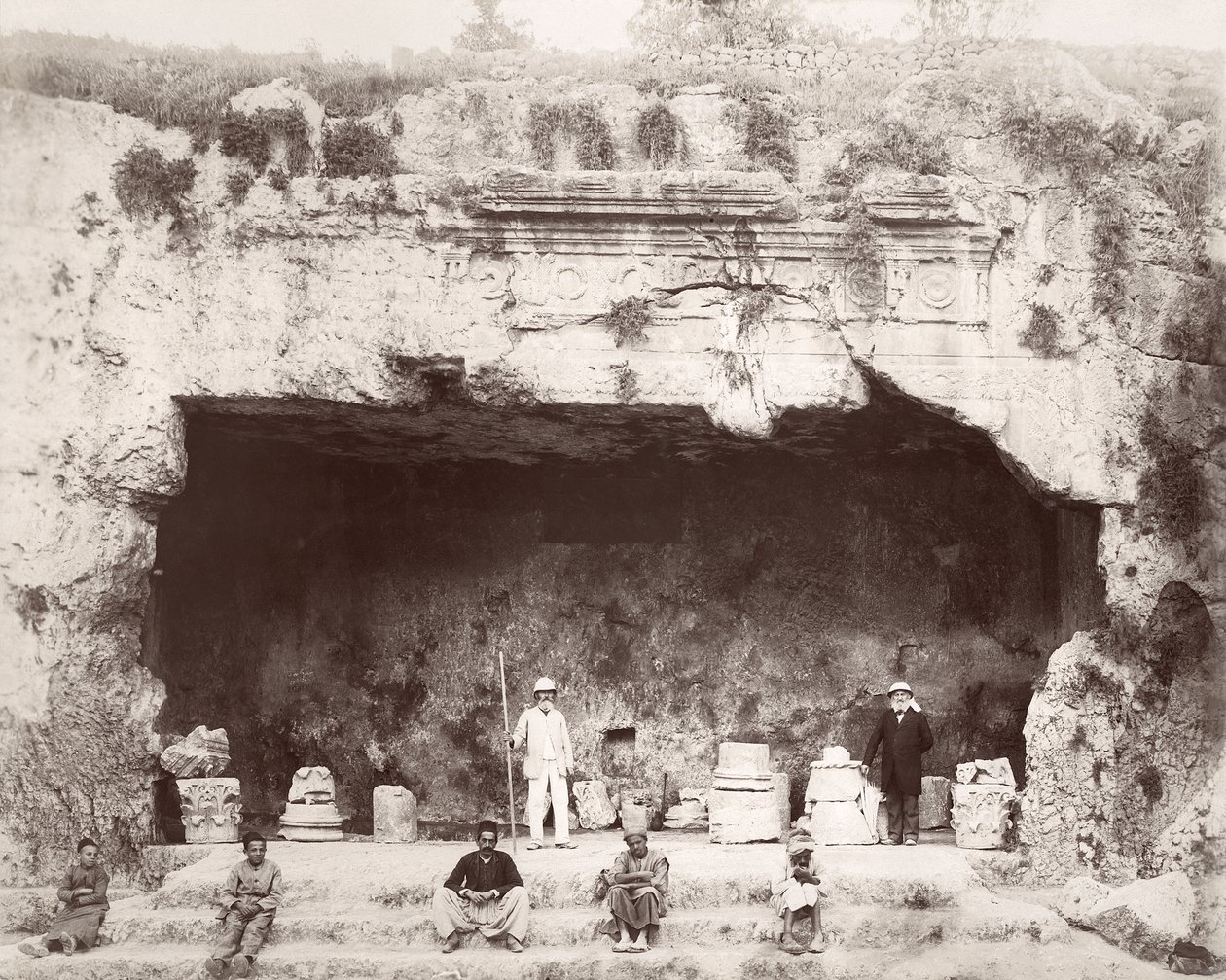 Conrad Schick (vpravo) u Hrobky králů, Jeruzalém, 1897 od L. Schoenecke