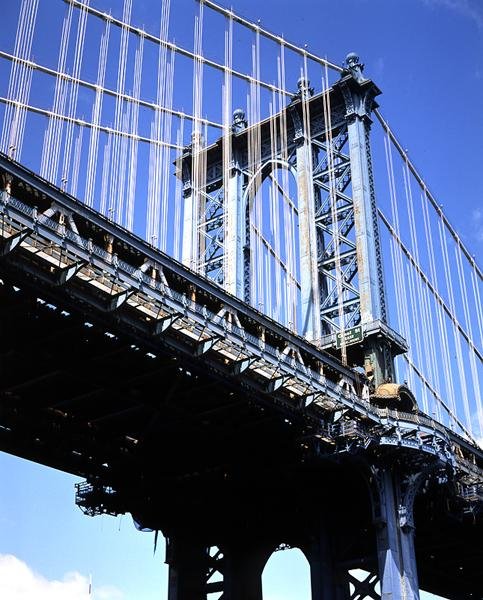 Manhattan Bridge, dokončena v roce 1909 od Leon Moisseiff