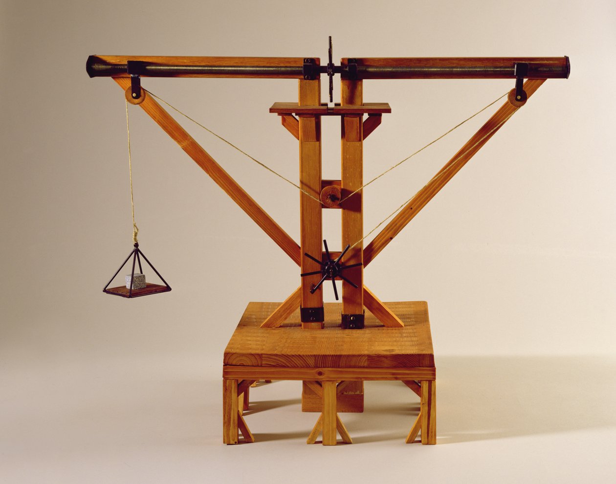 Rekonstrukce modelu da Vinciho návrhu pro jeřáb s dvojitým navijákem (dřevo, kov a struna) od Leonardo da Vinci