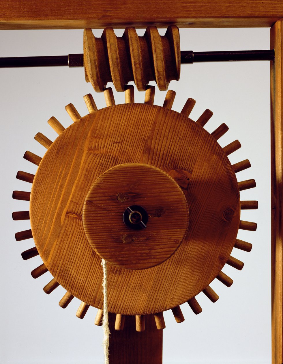 Rekonstrukce modelu da Vinciho návrhu pro šroubový mechanismus (dřevo, kov a struna) od Leonardo da Vinci