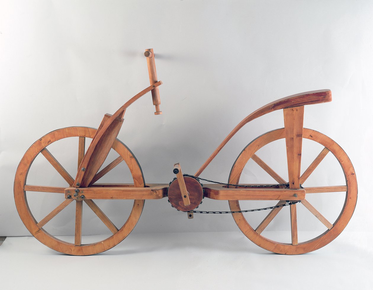 Rekonstrukce da Vinciho designu pro jízdní kolo (dřevo) od Leonardo da Vinci