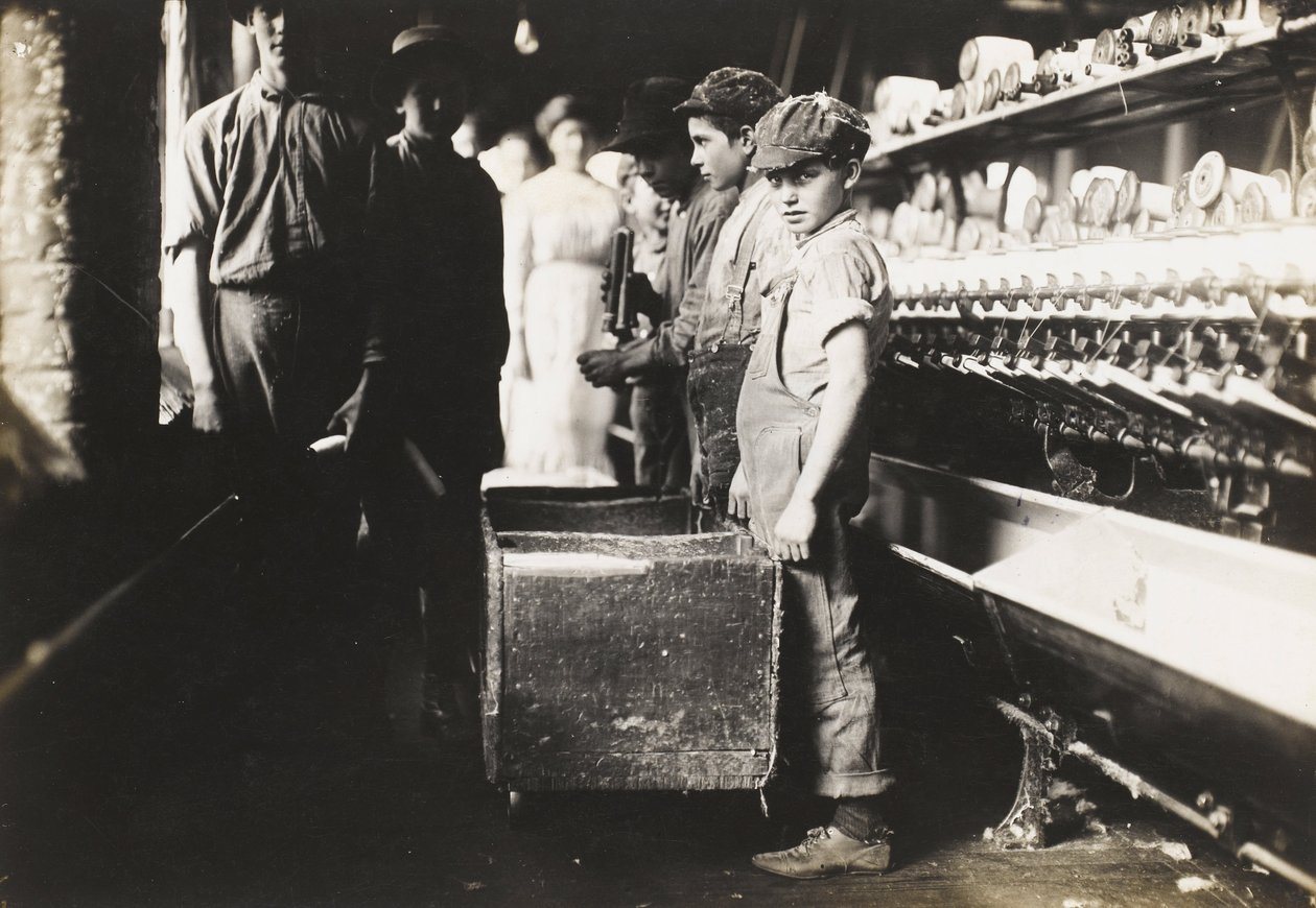 Young Doffers in the Elk Cotton Mills, Fayetteville, Tennessee od Lewis Wickes Hine