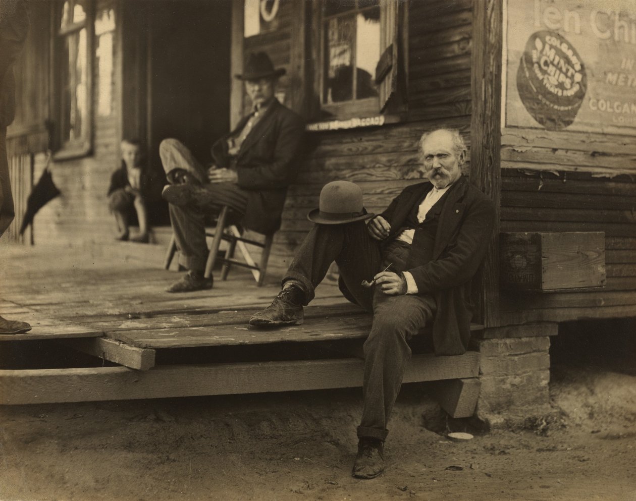 Dva muži a chlapec na verandě od Lewis W. Hine