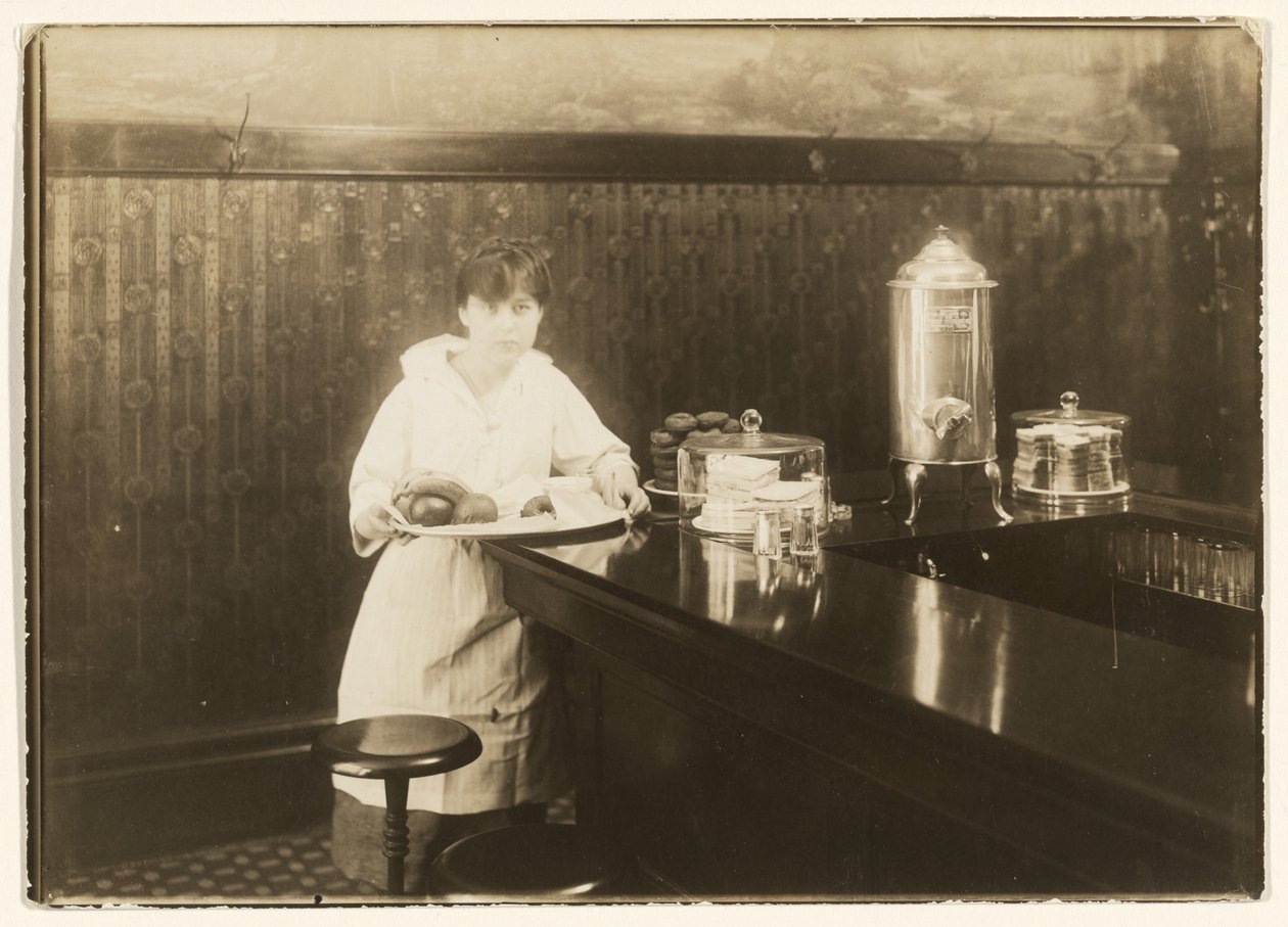 Servírka od Lewis W. Hine