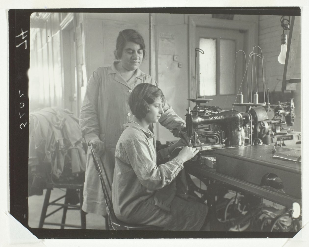 Tovární dělníci od Lewis Wickes Hine
