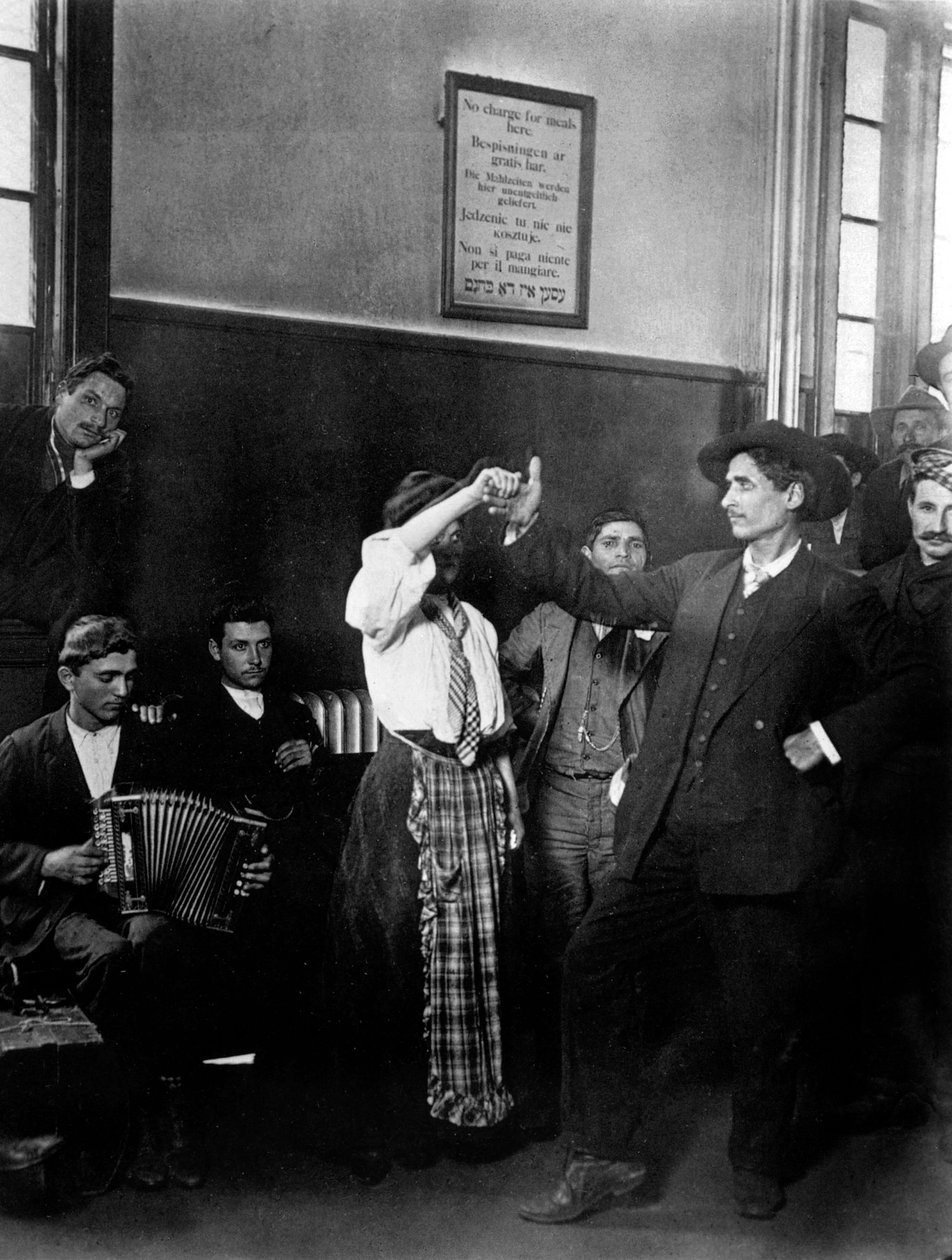 Imigranti na Ellis Island od Lewis Wickes Hine