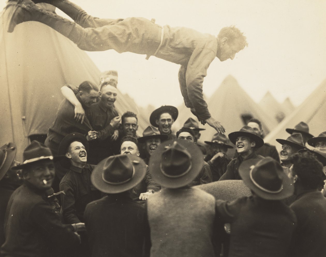 Voják vyhozený do vzduchu,1917 (foto) od Lewis Wickes Hine