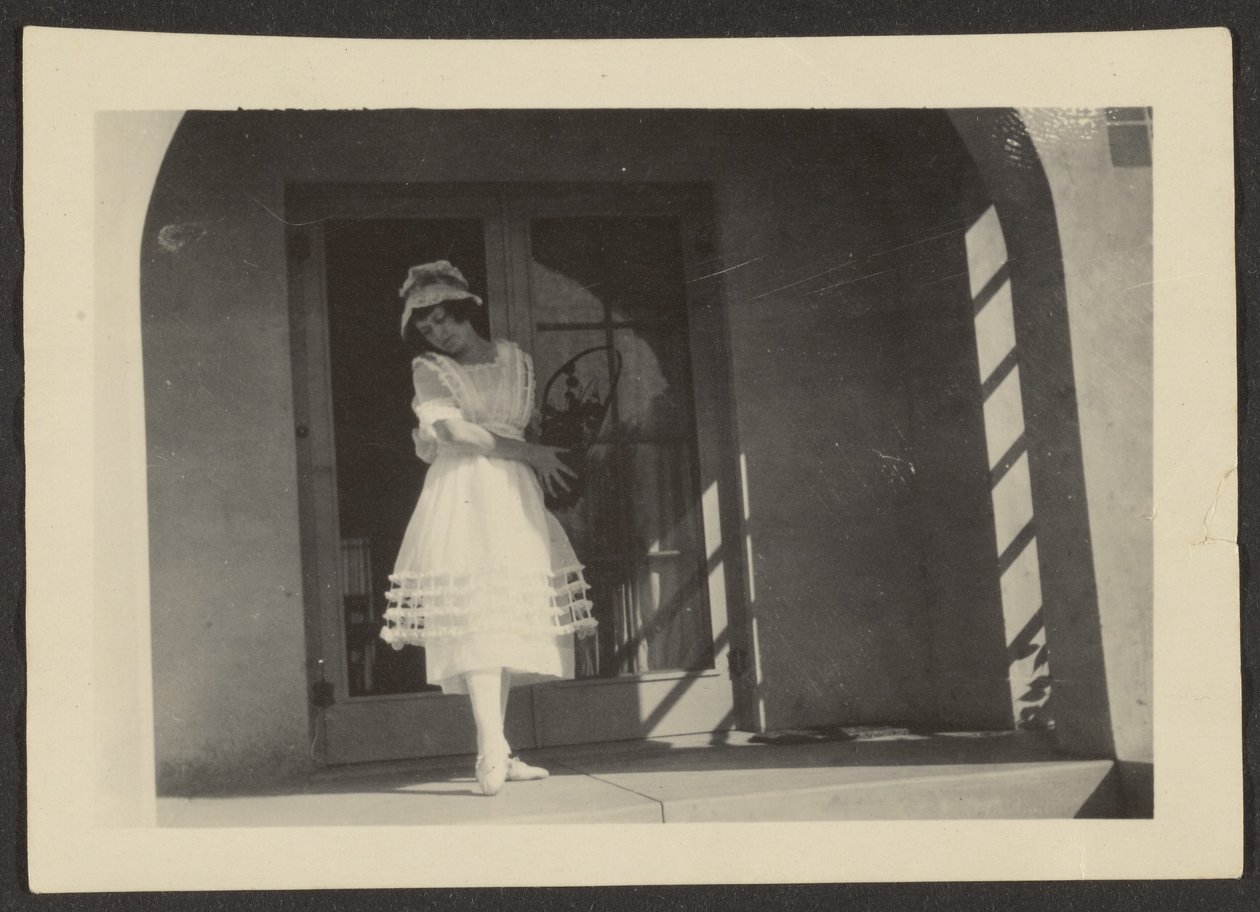 [Florence Dancing on Porch] od Louis Fleckenstein