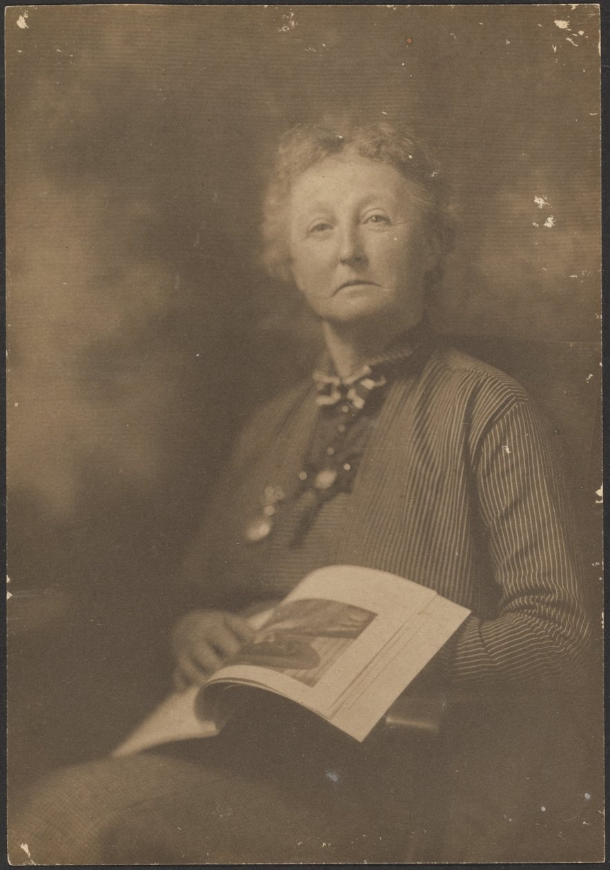 [Woman Holding Magazine] od Louis Fleckenstein