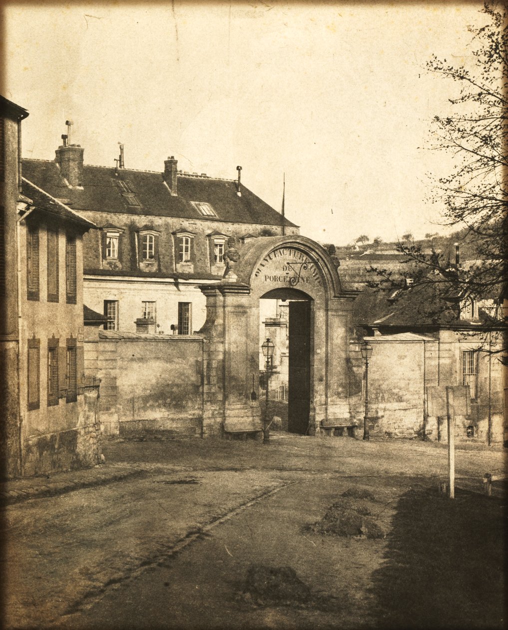 Brána do továrny Sèvres od Louis Rémy Robert