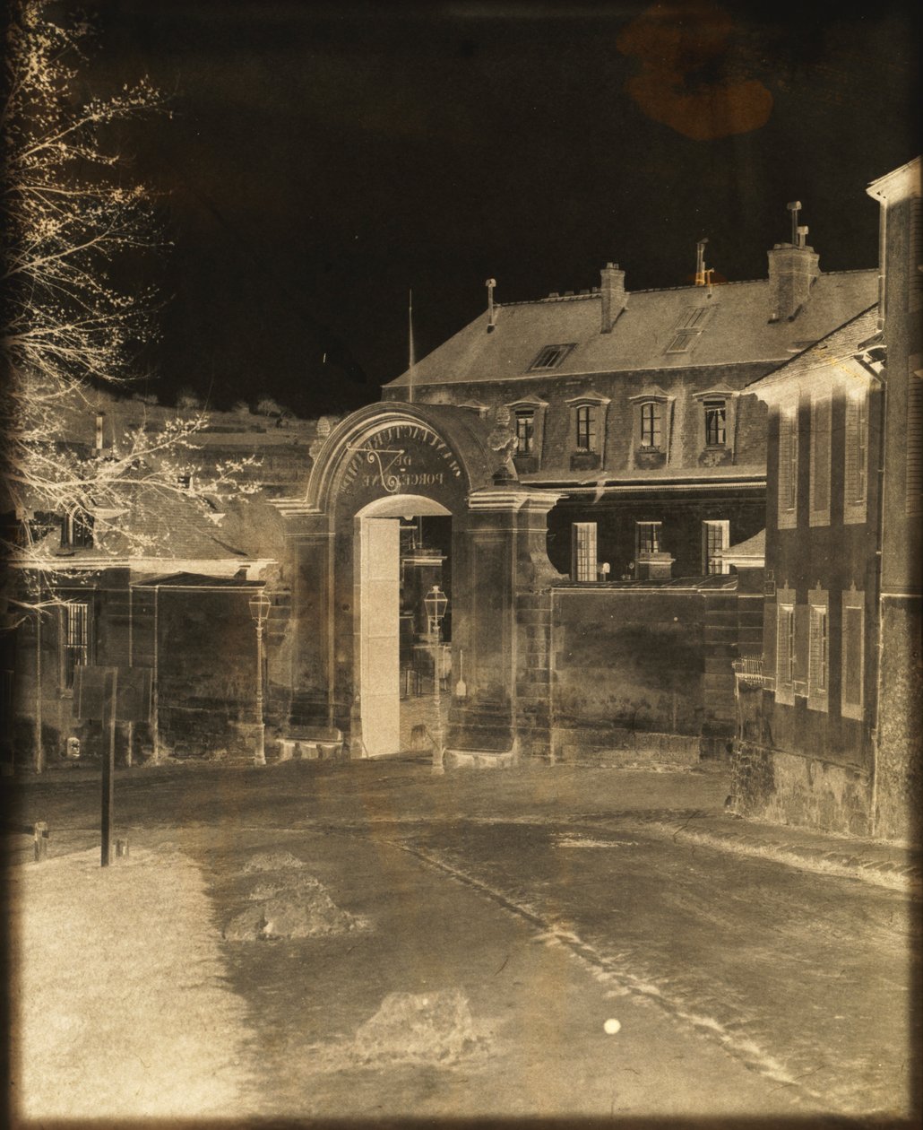 Brána do továrny Sèvres od Louis Rémy Robert