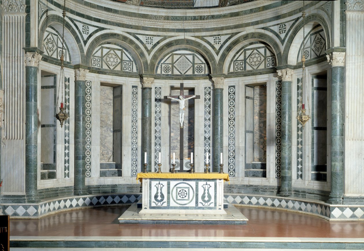 Mramorová apsida a terakotový krucifix od Luca Della Robbia