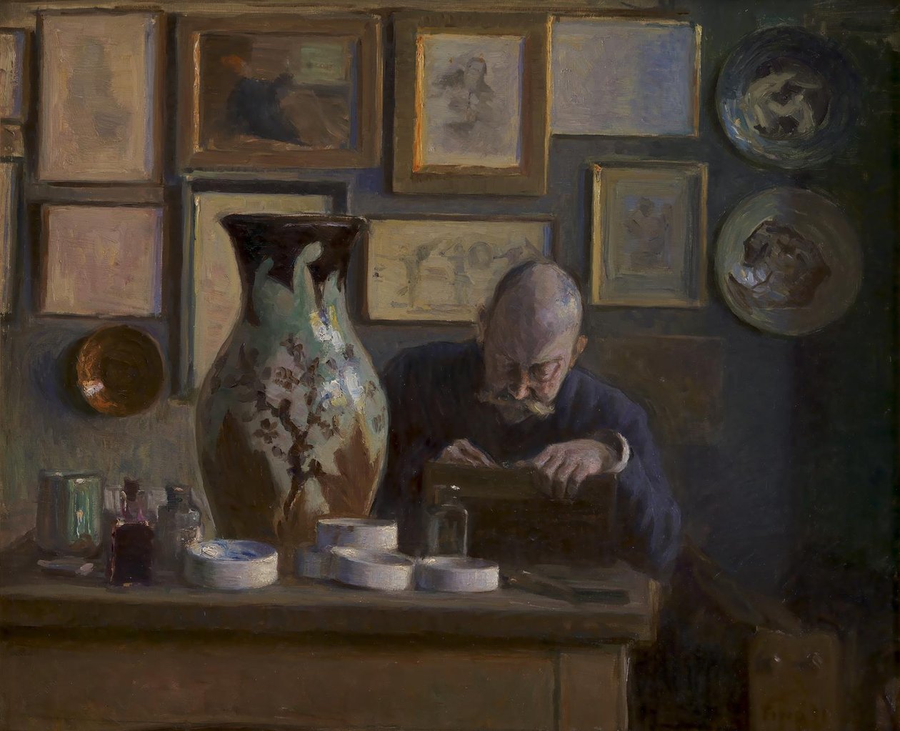 Architekt Thorvald Bindesbøll ve své studii od Ludvig Find
