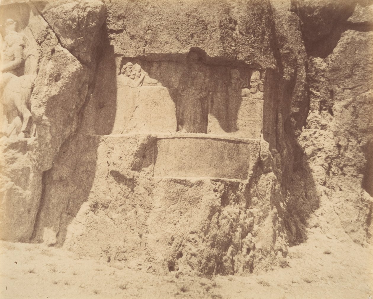 6 [Naksh-i Rustam, poblíž Persepolis], 40.–60. léta 19. století. od Luigi Pesce