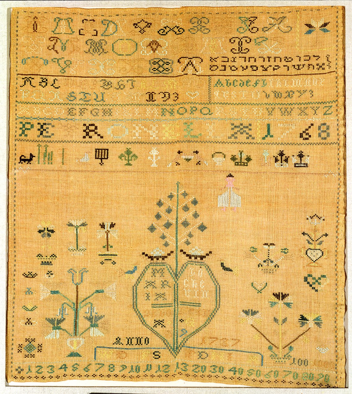 Vyšívaný vzorník, dokončen v roce 1768 (textil) od Maria 1737 91 Hocker