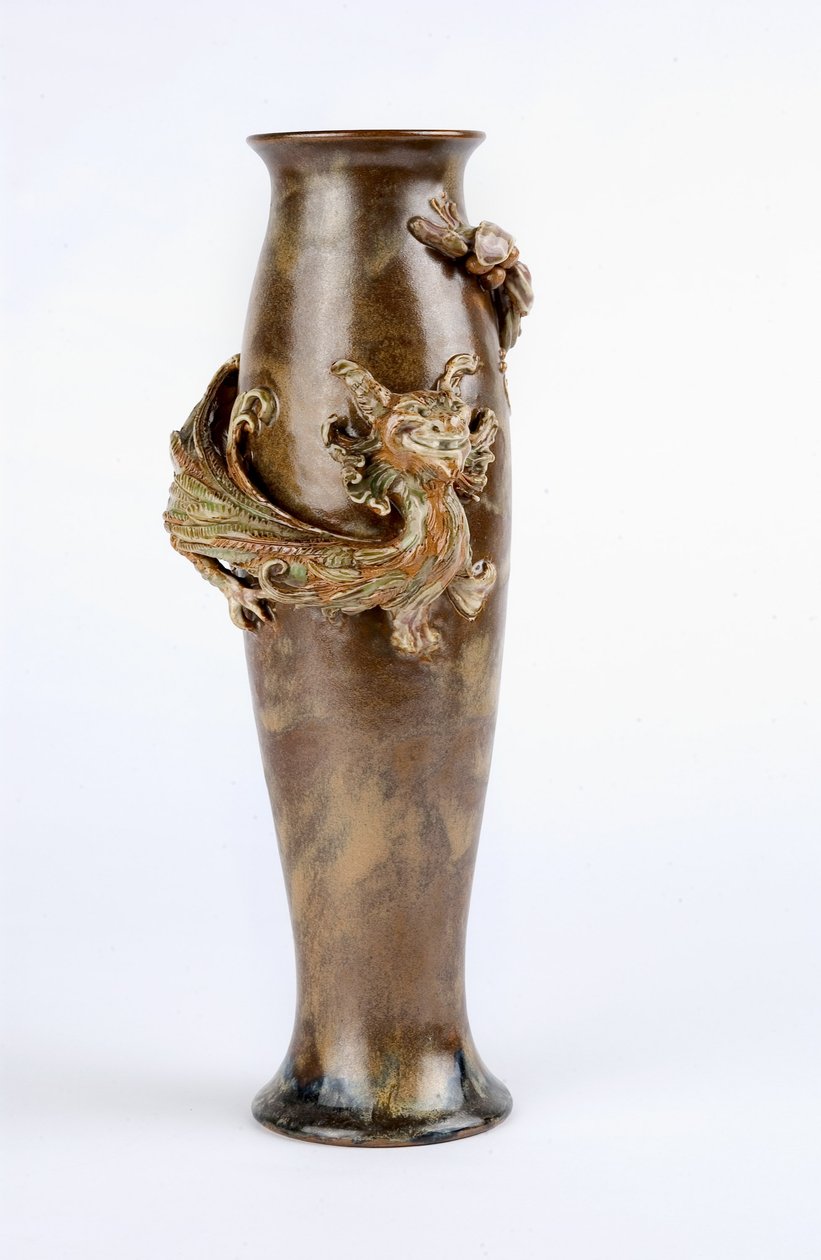 Zelená a hnědá glazovaná váza s lisovaným reliéfem draka, Doulton und Co., Lambeth, kolem roku 1905 (kamenina) od Mark V. Marshall