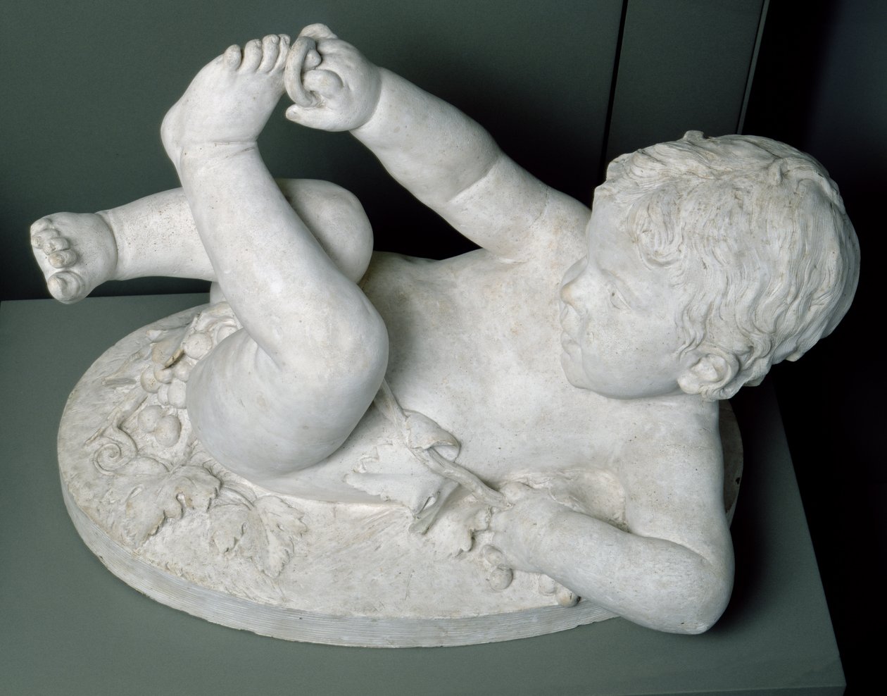 Dítě si hraje s nohou, 1779 (mramor) od Martin CLaude Monot