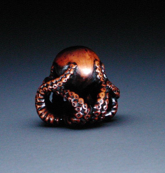 Netsuke zobrazující chobotnici, kolem 1760-70 (dřevo a vykládaný roh) (avers viz 193821) od Masanao