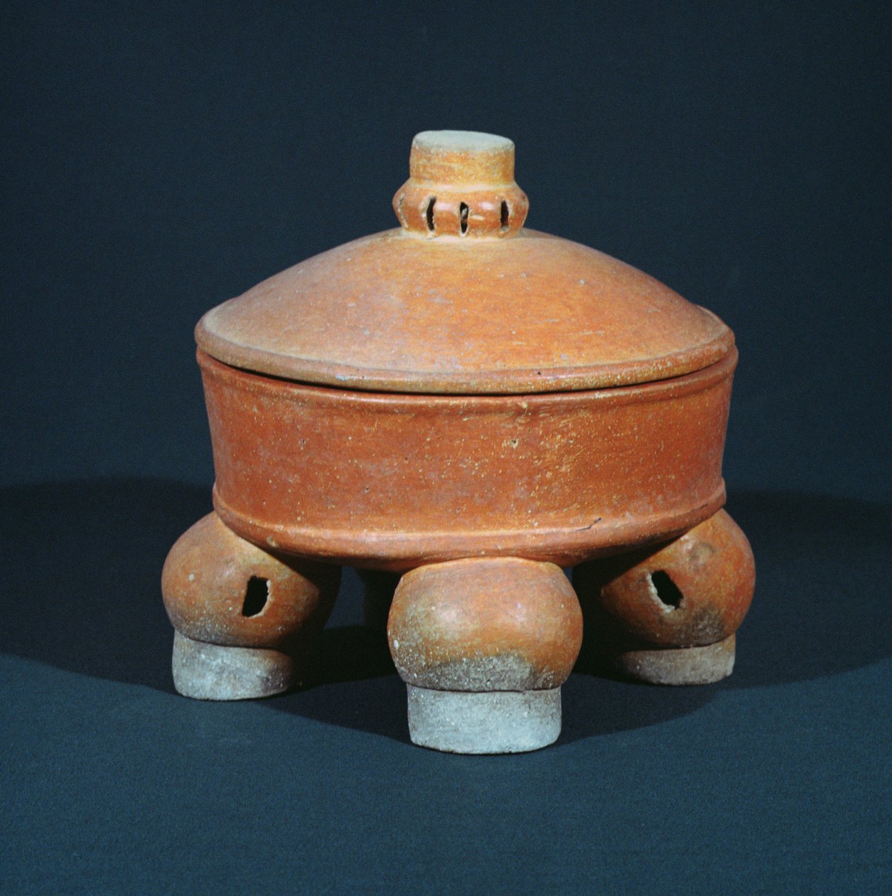Krytá miska pro tetrapod, z Tikal, Peten, Guatemala, rané klasické období (asi 200-600 n. l.) (keramika) od Mayan