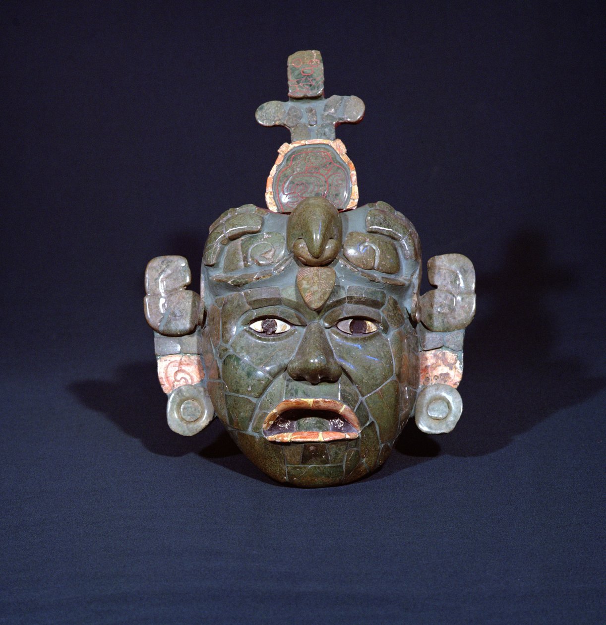 Pohřební maska z Tikalu, Peten, Guatemala, rané klasické období (asi 200-600 n. l.) (nefrit, perleť a pyrit) (viz také 238269) od Mayan