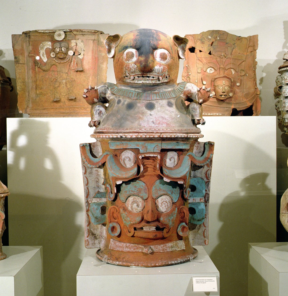 Ixil pohřební urna s kočičím víkem, Nebaj, Guatemala, Last Classic Period (900-1200) (polychromovaná kamenina) (viz také 310160) od Mayan