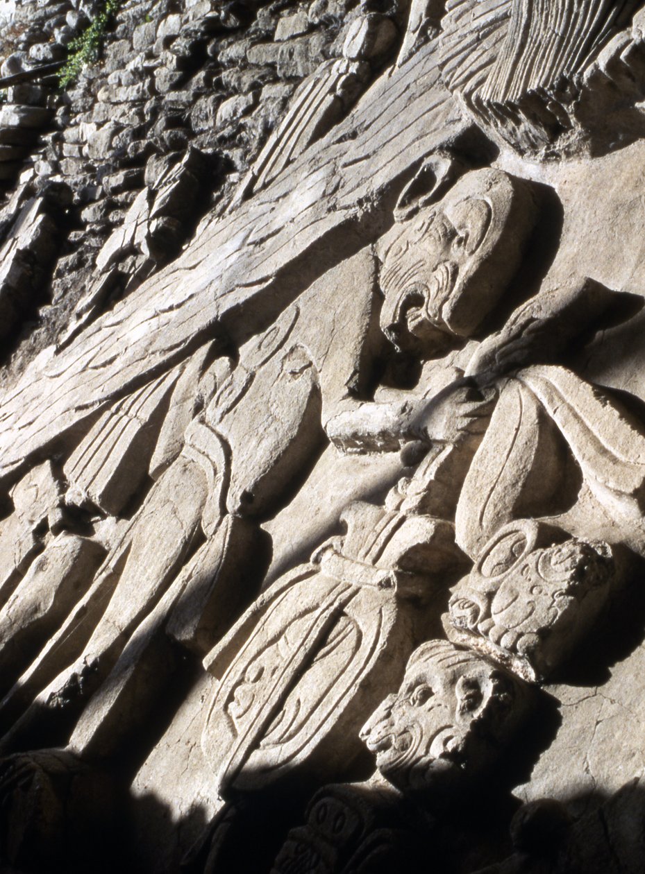 Reliéf na pyramidě, období pozdní klasiky (600-900 n. l.) (štuk) od Mayan