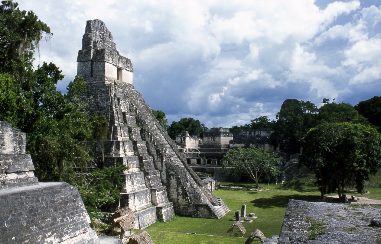 Pohled na chrám Tikal 1, pozdně klasické období 600-900 n. l. od Mayan