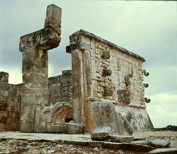 Chrám válečníků, opeřený hadí sloup od Mayan