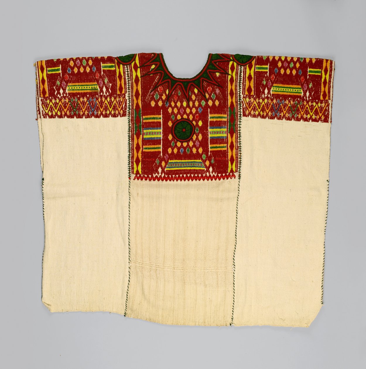 Dámská halenka nebo huipil, z Chichicastenango, El Quiche, Guatemala, 30. nebo 40. léta 20. století (bavlna a hedvábí) od Mayan