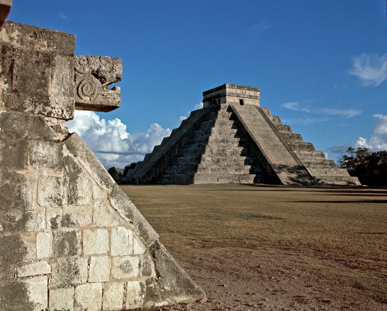 Velké míčové hřiště a Castillo, 750-1200 od Mayan