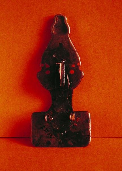 Charnayova fibula (kovová) (reverzní strana) od Merovingian School Merovingian School