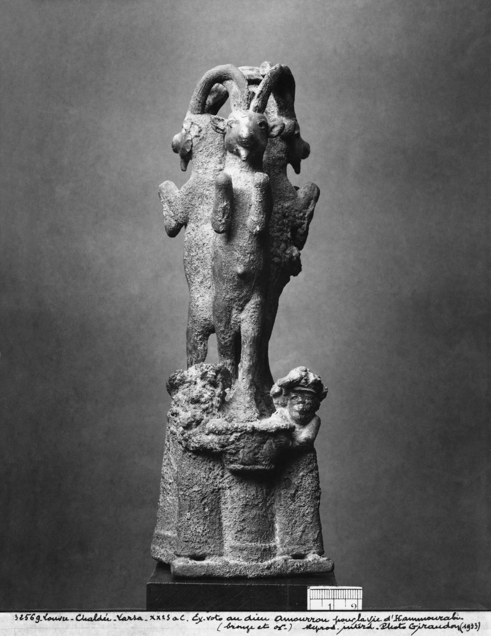 Stojan na pohár tvořený třemi kozorožci, pohled zepředu, cca 1750 př. n. l. (bronz a zlato) (viz také 286954) od Mesopotamian