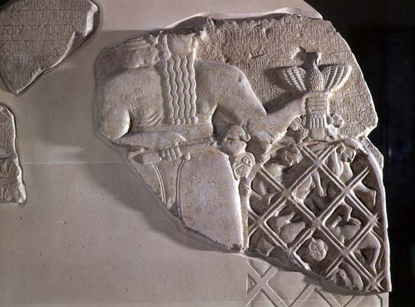 Stela of the Vultures, kterou věnoval Eannatum, princ státu Lagash, na oslavu jeho vítězství nad městem Umma, z Telloh, starověké Girsu (recto) Raně dynastické období kolem roku 2450 př.nl (li od Mesopotamian