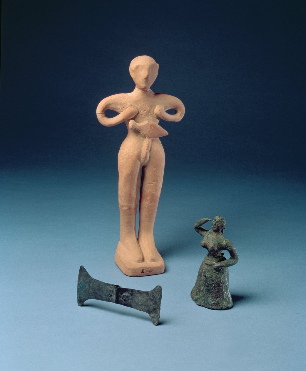 Dvojitá sekera a dvě figurky z Knossu, pozdní minojština, cca 1500 př. n. l. (od L do R bronz, terakota a bronz) (viz také 419819) od Minoan