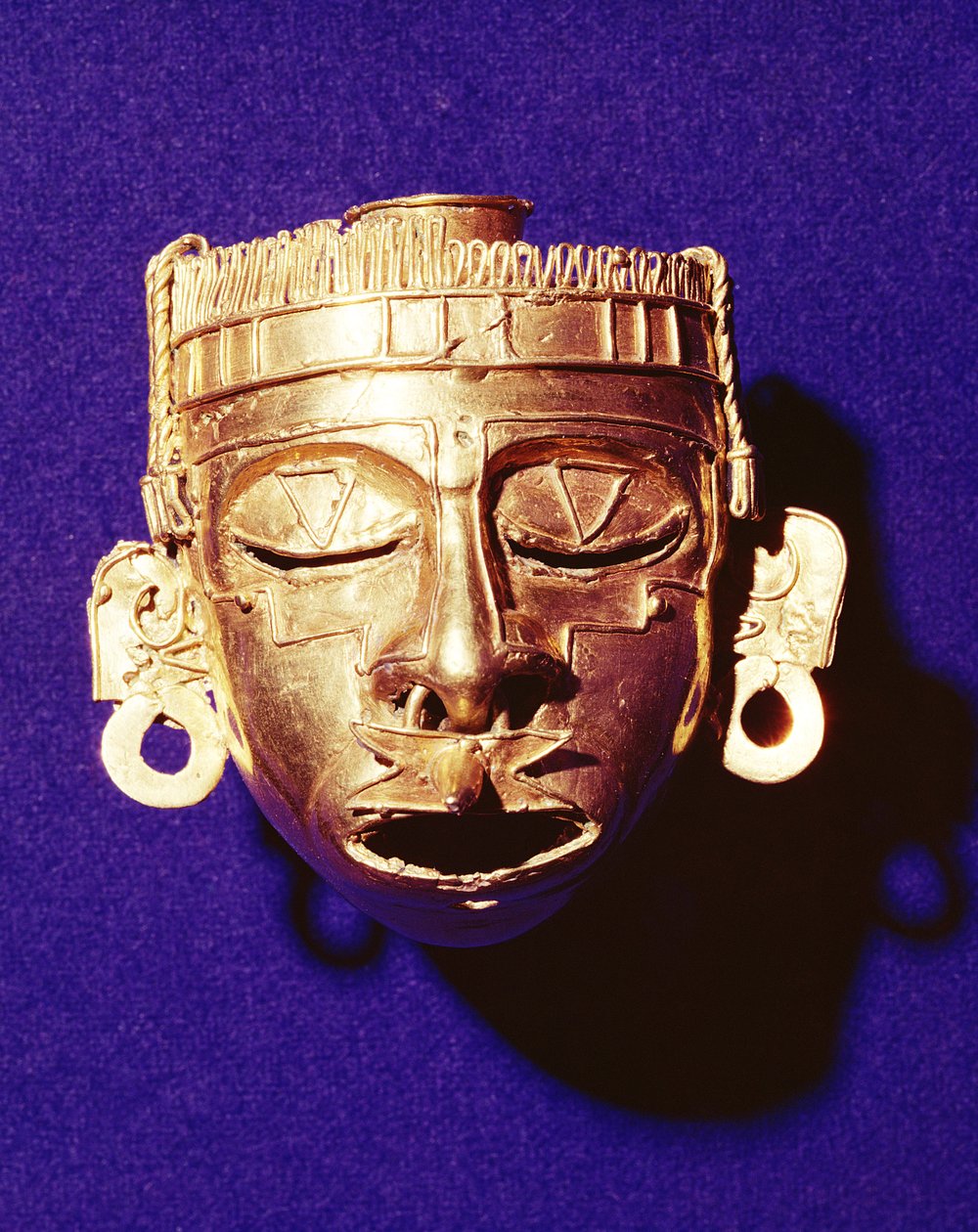 Maska boha Xipe Totec, z hrobky 7, Monte Alban, 1300-1450 (zlato) od Mixtec
